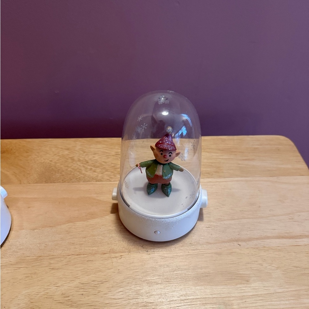 Hallmark Elf Tapper with Candy Cane 2008 - works great!